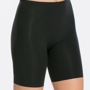 SPANX Thinstincts Mid-Thigh Short.NWT. Size M